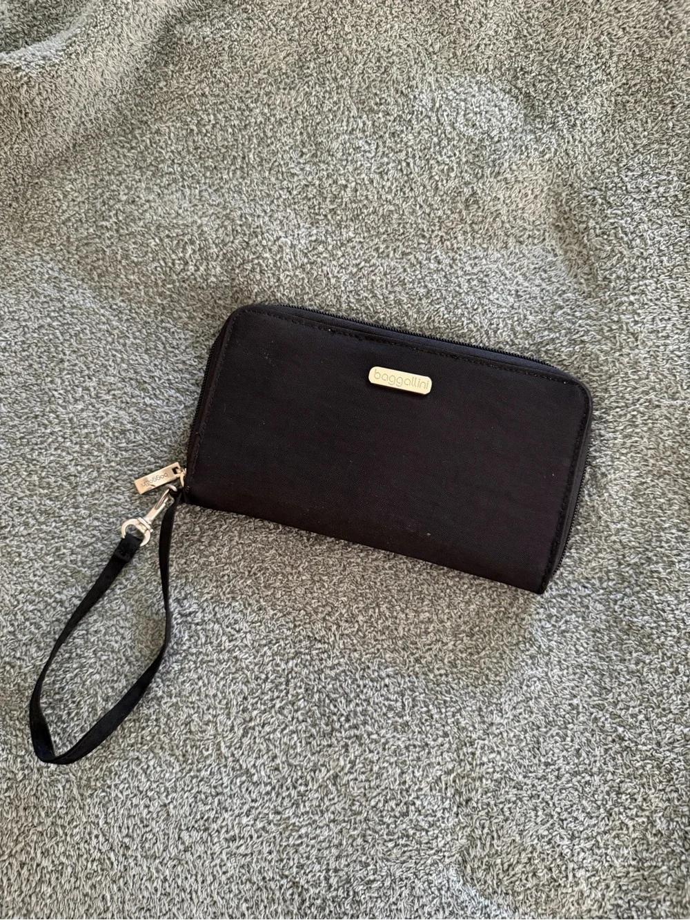 Baggallini Black Zip Around Travel Wallet Wristlet Organizer